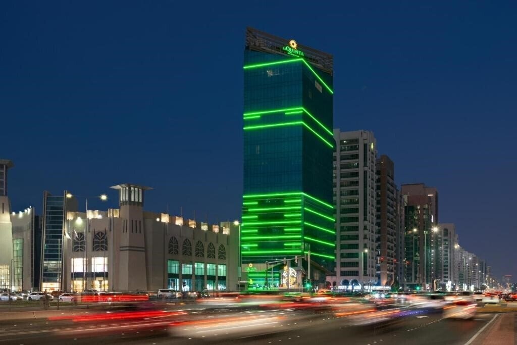 Готель La Quinta by Wyndham Abu Dhabi Al Wahda 4*