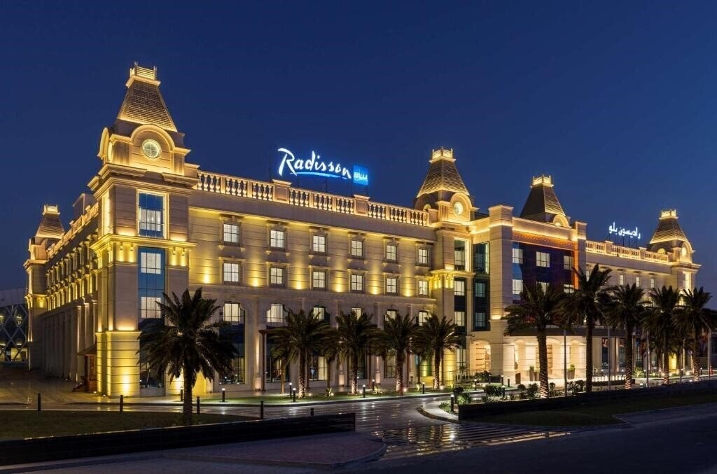 Отель Radisson Blu Hotel Ajman 5*