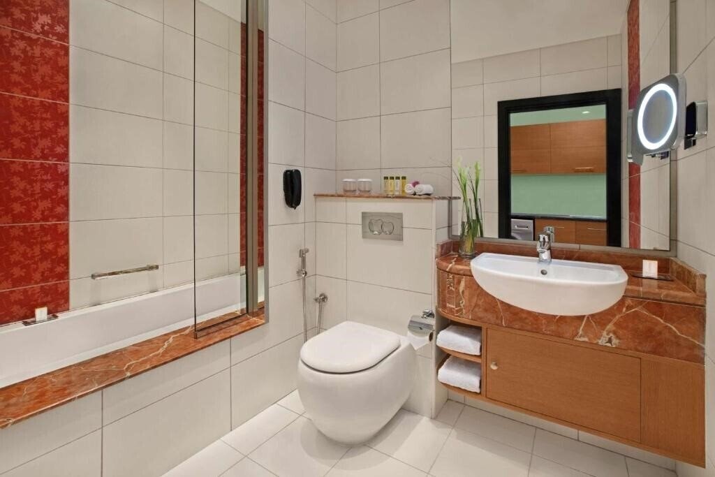 Фотография Doubletree By Hilton Hotel & Residences Dubai Al Barsha 4*