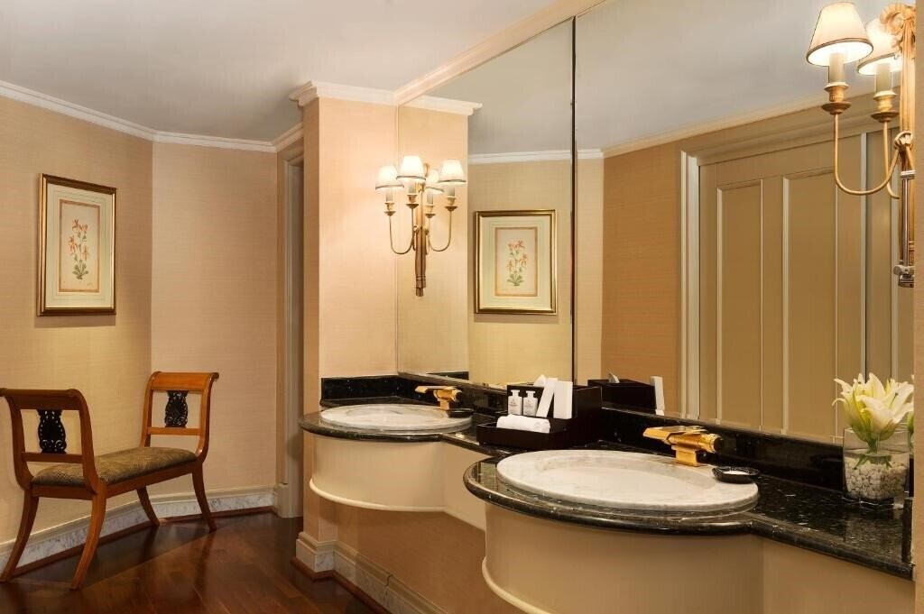 Фотографія Connaught Palace Hotel Dubai (ex. The Bristol Hotel, JW Marriott Hotel Dubai) 4*