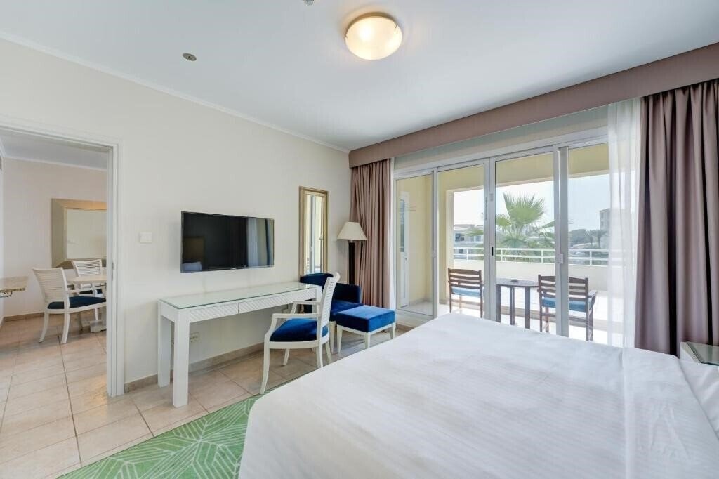 Фото Millennium Lakeview Hotel Formerly Copthorne (ex. Copthorne Lakeview Hotel, Dubai Investment Park) 4*