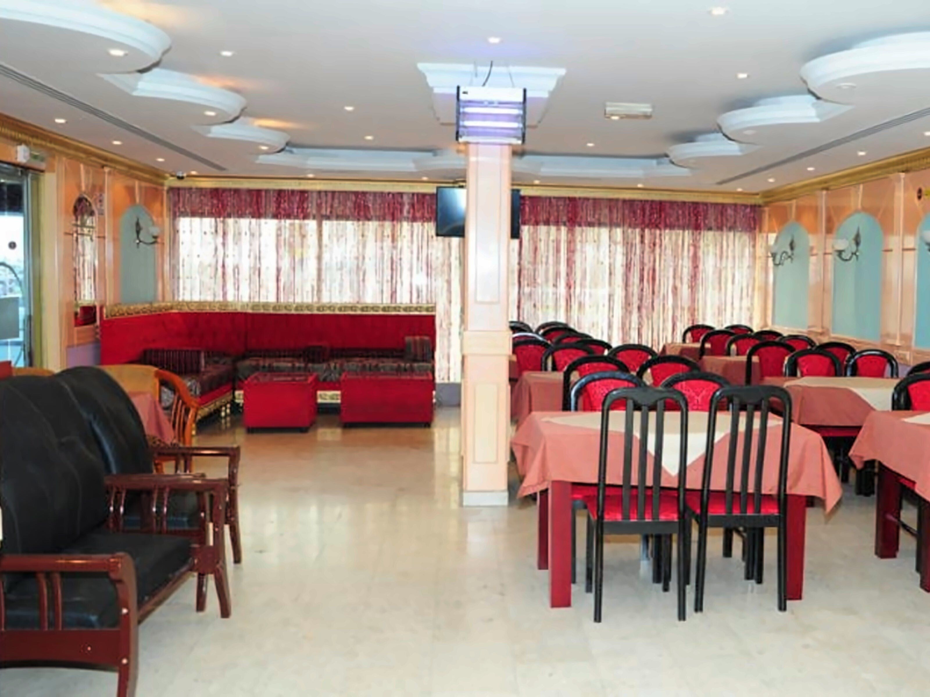 Отель Skyways Hotel 2*