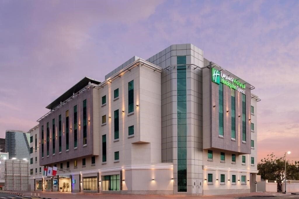 Отель Holiday Inn Express Dubai Safa Park 2*
