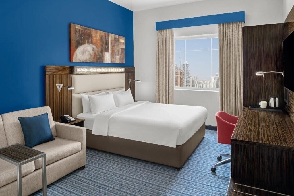 Фото Holiday Inn Express Dubai Safa Park 2*