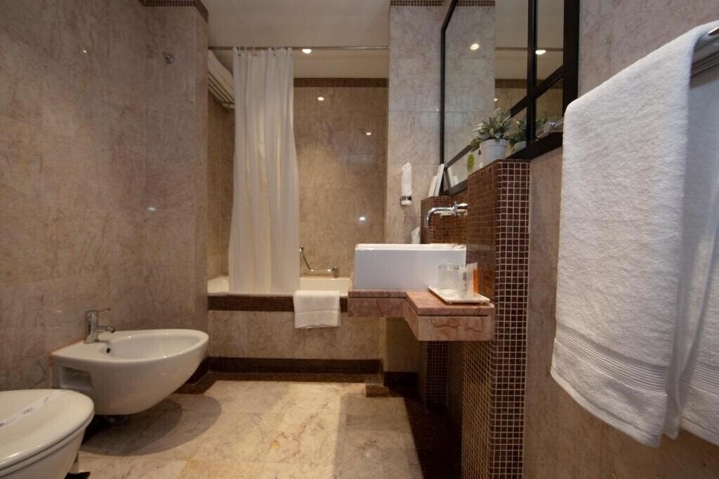 Фото Number One Tower Suites Apt 3*