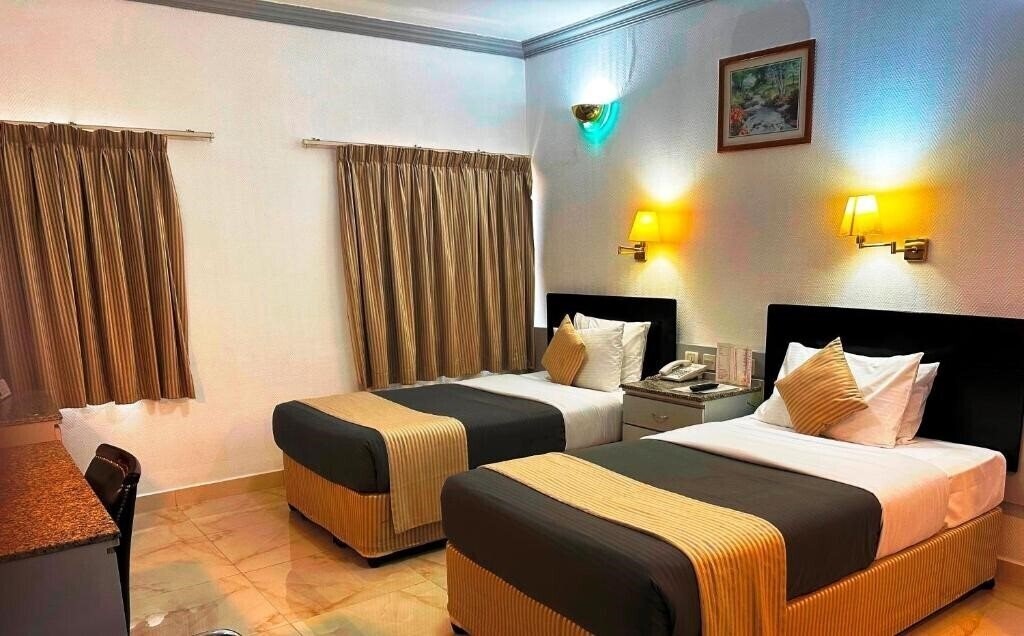 Отель The Grand Astoria Hotel 3*
