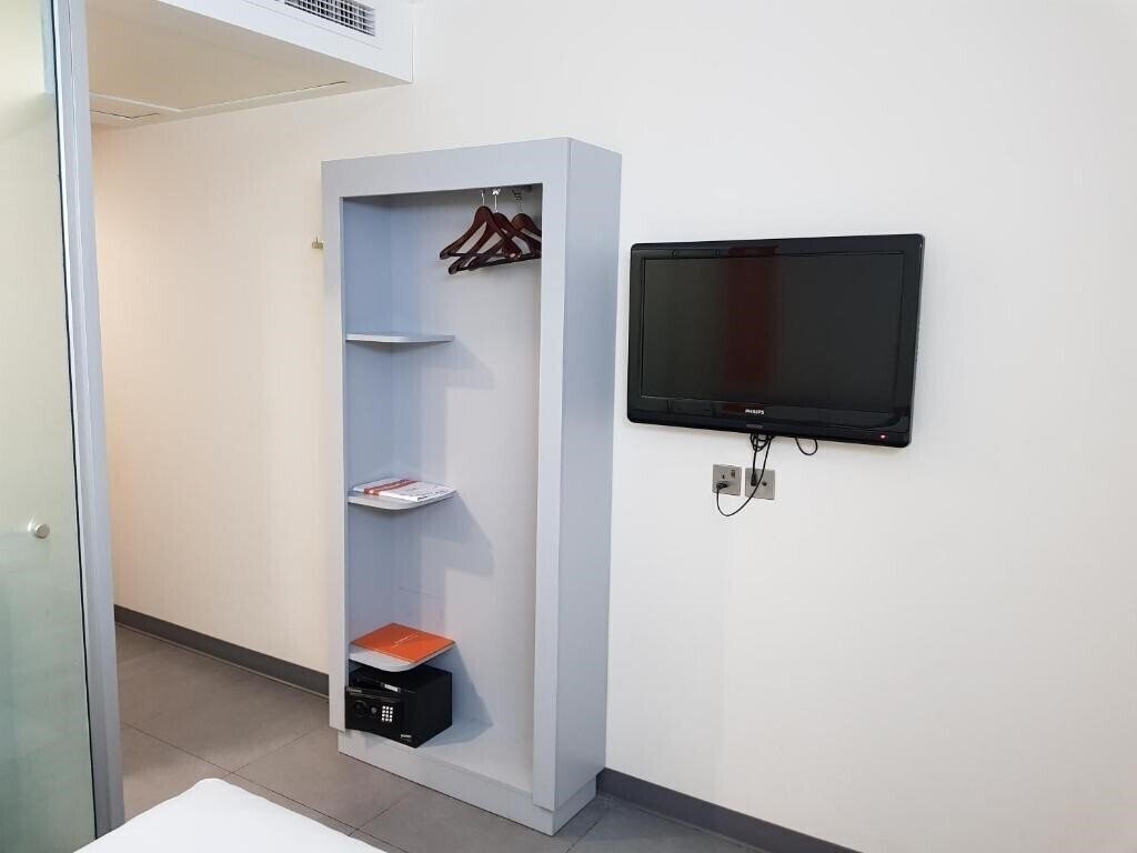 Фото Easyhotel Dubai Jebel Ali 1*