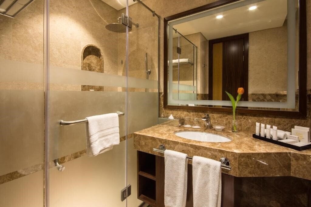 Фото Golden Tulip Media Hotel (ex. Comfort Inn Hotel Apartments, Golden Tulip Al Thanyah) 4*