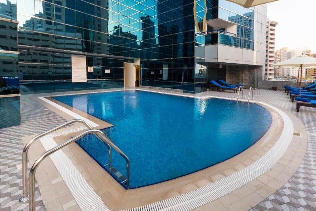 Фотографія Golden Tulip Media Hotel (ex. Comfort Inn Hotel Apartments, Golden Tulip Al Thanyah) 4*