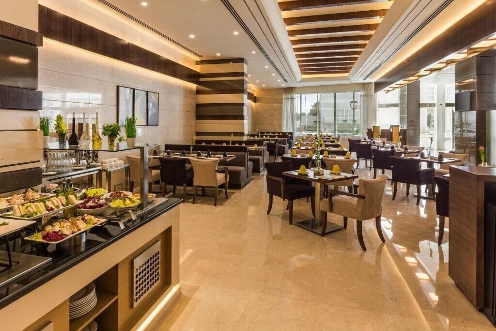 Зображення Golden Tulip Media Hotel (ex. Comfort Inn Hotel Apartments, Golden Tulip Al Thanyah) 4*