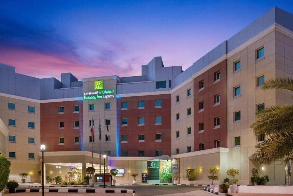Готель Holiday Inn Express Dubai Internet City 3*