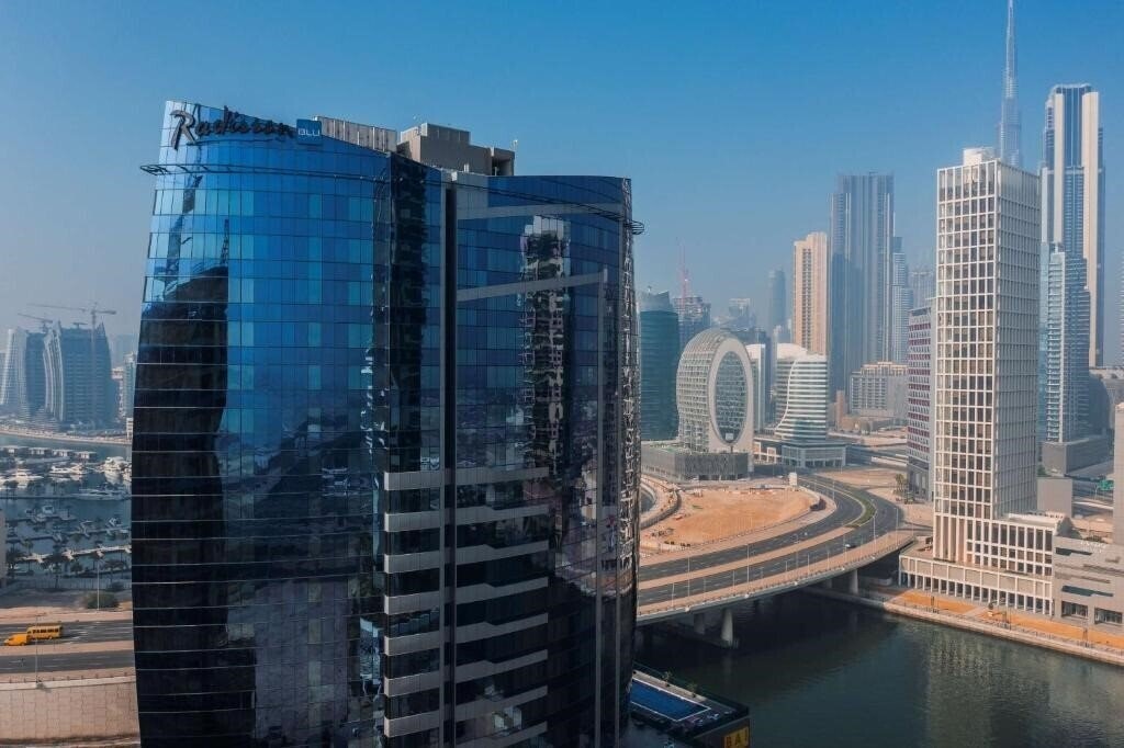 Готель Radisson Blu Hotel, Dubai Canal View 5*