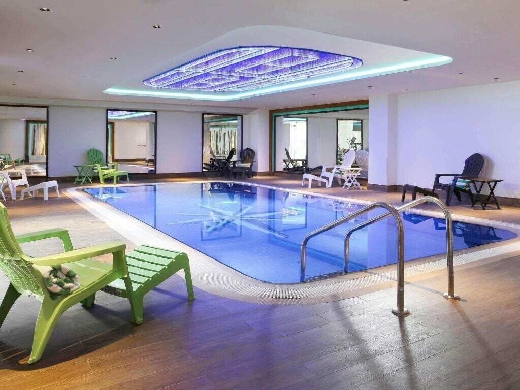 Готель Ibis Styles Dubai Jumeirah 3*