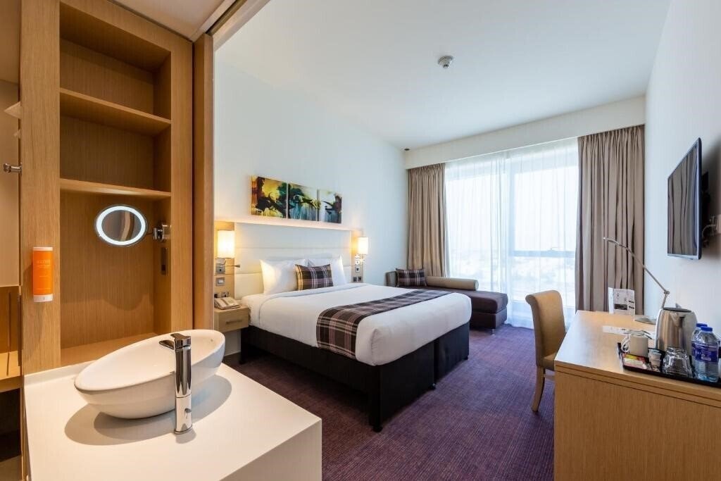 Фото Premier Inn Dragon Mart 3*