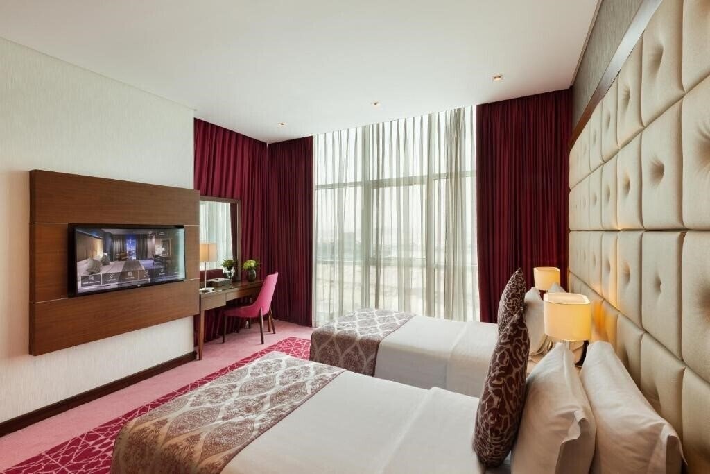 Готель Royal Continental Suites 5*
