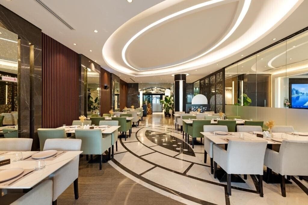 Фотографія Royal Continental Suites 5*
