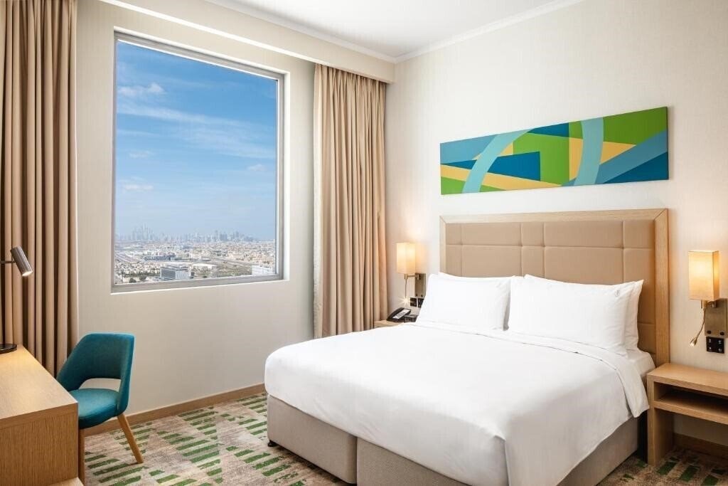 Изображение Holiday Inn & Suites Dubai Science Park 4*