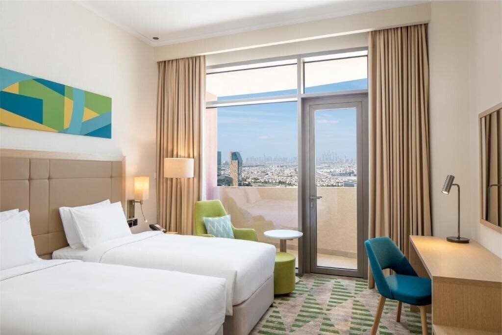 Картинка Holiday Inn & Suites Dubai Science Park 4*