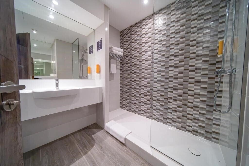 Изображение Premier Inn Dubai Barsha Heights Hotel 4*