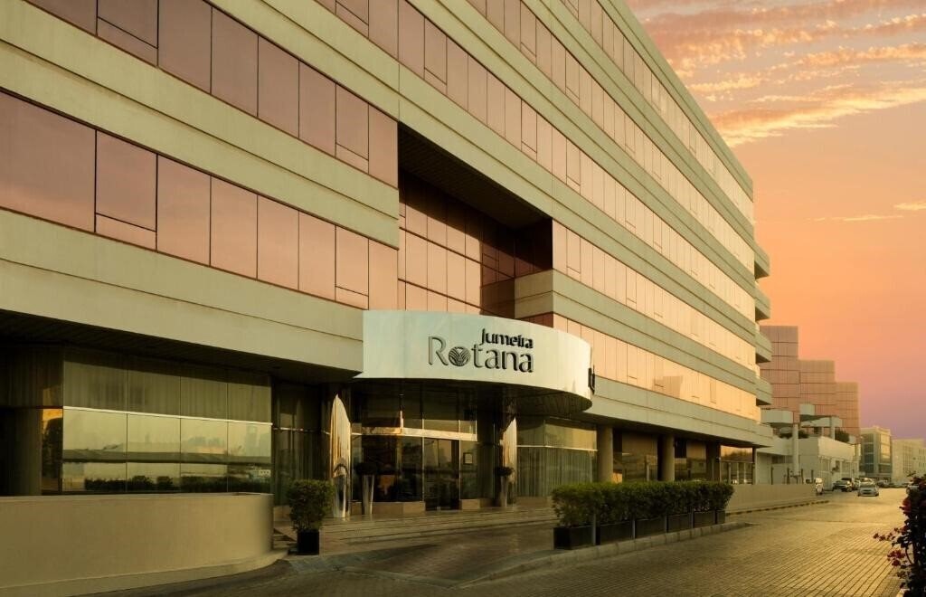 Готель Jumeira Rotana 4*