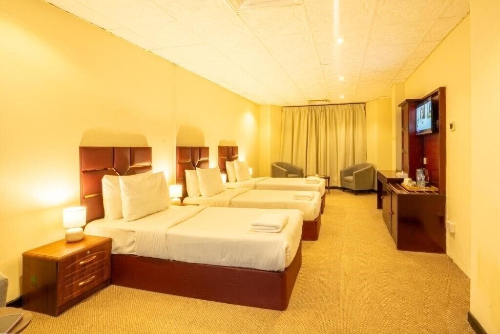 Фото New Penninsula Hotel 2*