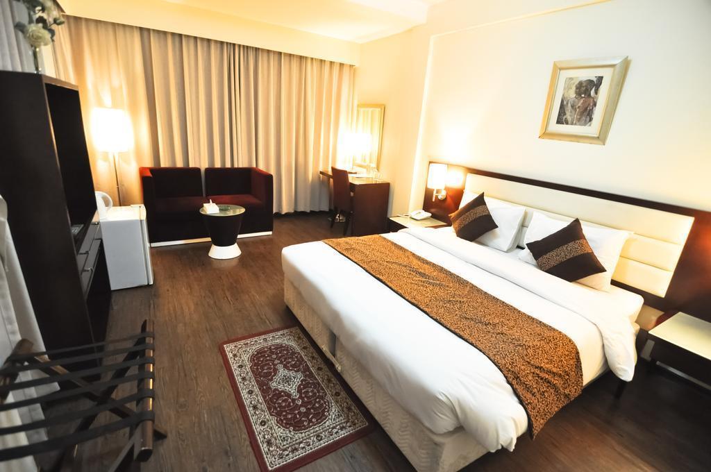 Готель Phoenicia Hotel 2*