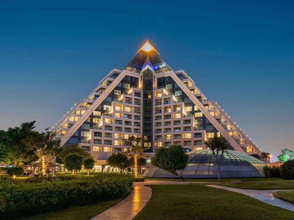Готель Raffles Dubai 5*