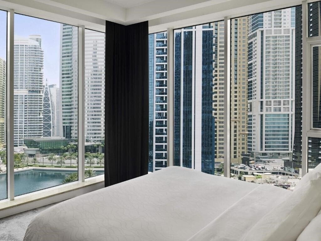 Фото Movenpick Hotel Jumeirah Lakes Towers 5*