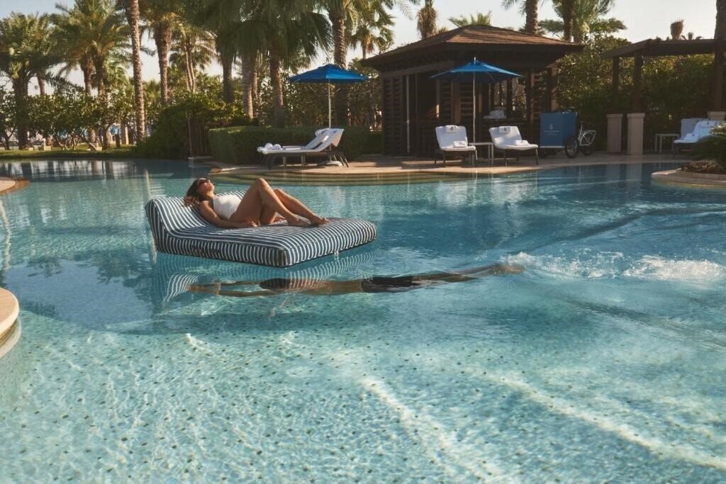 Готель Four Seasons Resort Dubai at Jumeirah Beach 5*