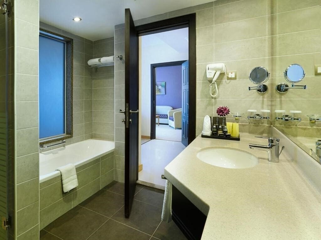 Фото Armada Avenue Hotel, Jumairah Lake Towers 4*