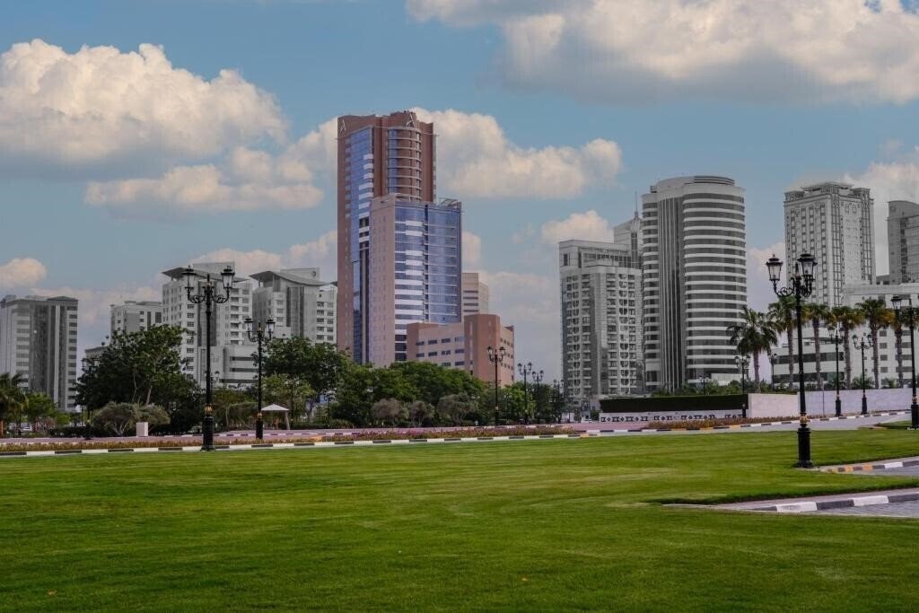 Готель Nour Arjaan Rotana 4*