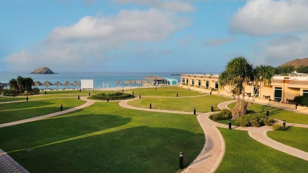 Отель Royal Beach Hotel & Resort 4*