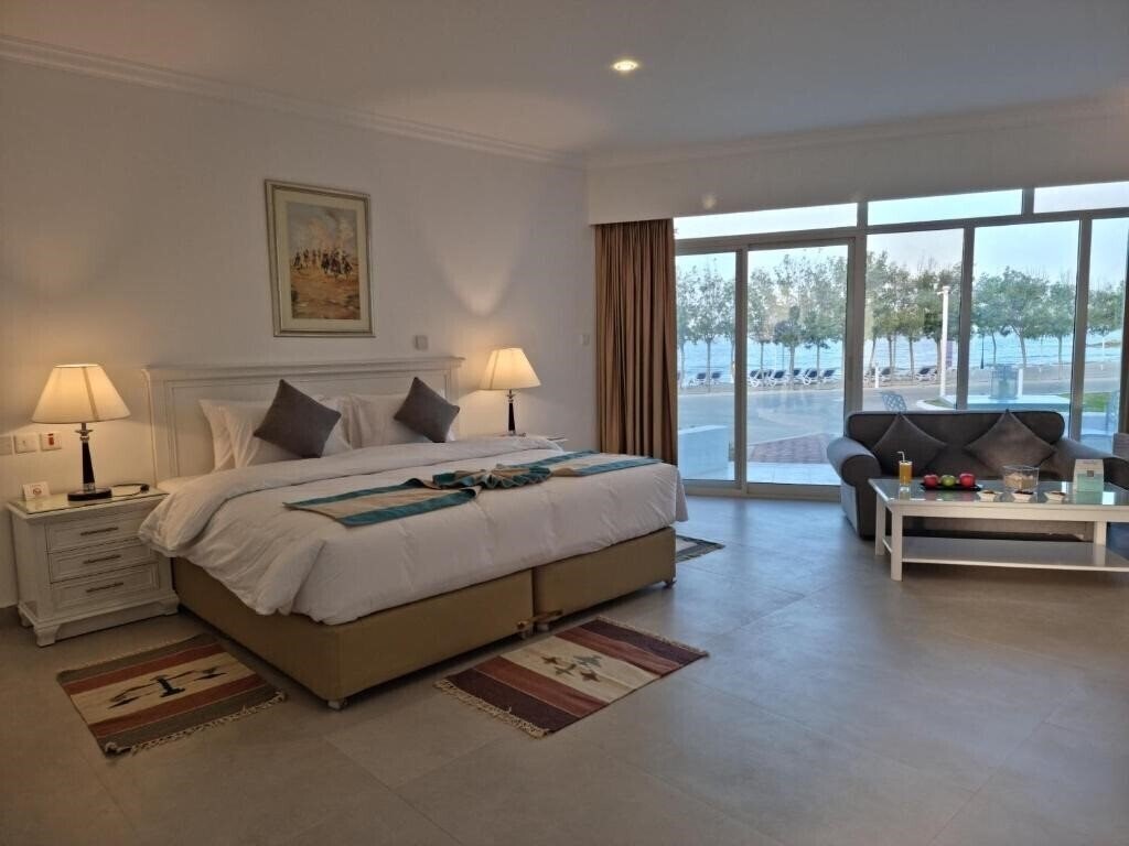 Фото Holiday Beach Resort 4*