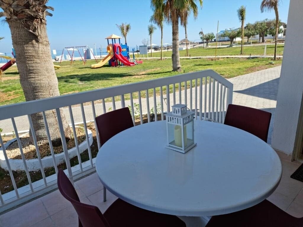 Картинка Holiday Beach Resort 4*