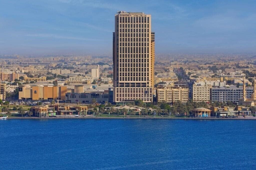 Отель Doubletree By Hilton Sharjah Waterfront Hotel & Residences 5*