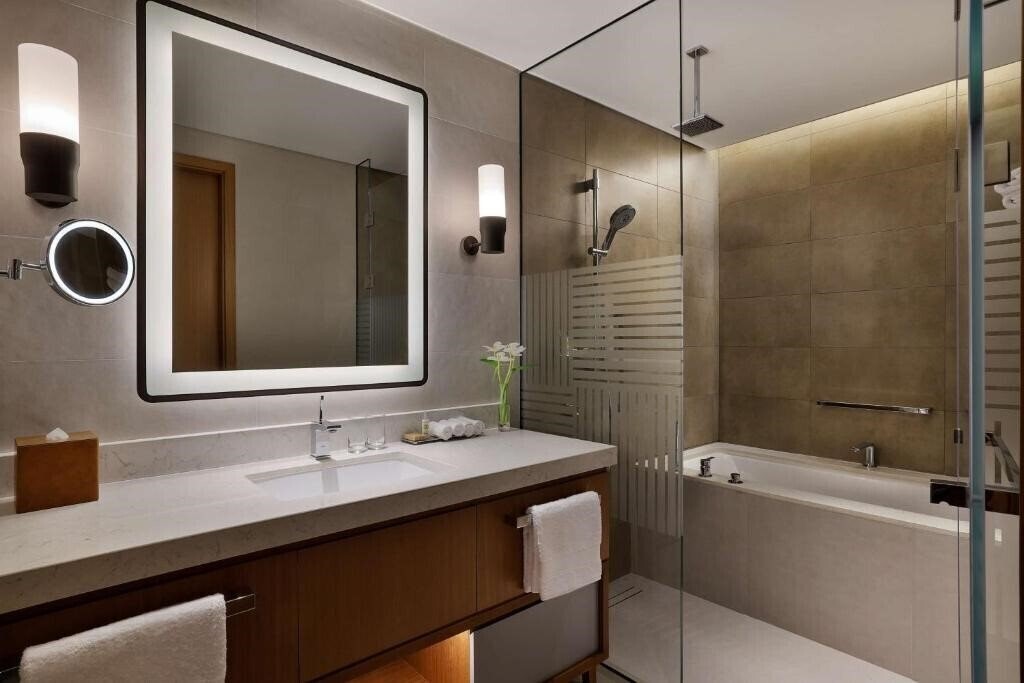 Фотография Doubletree By Hilton Sharjah Waterfront Hotel & Residences 5*