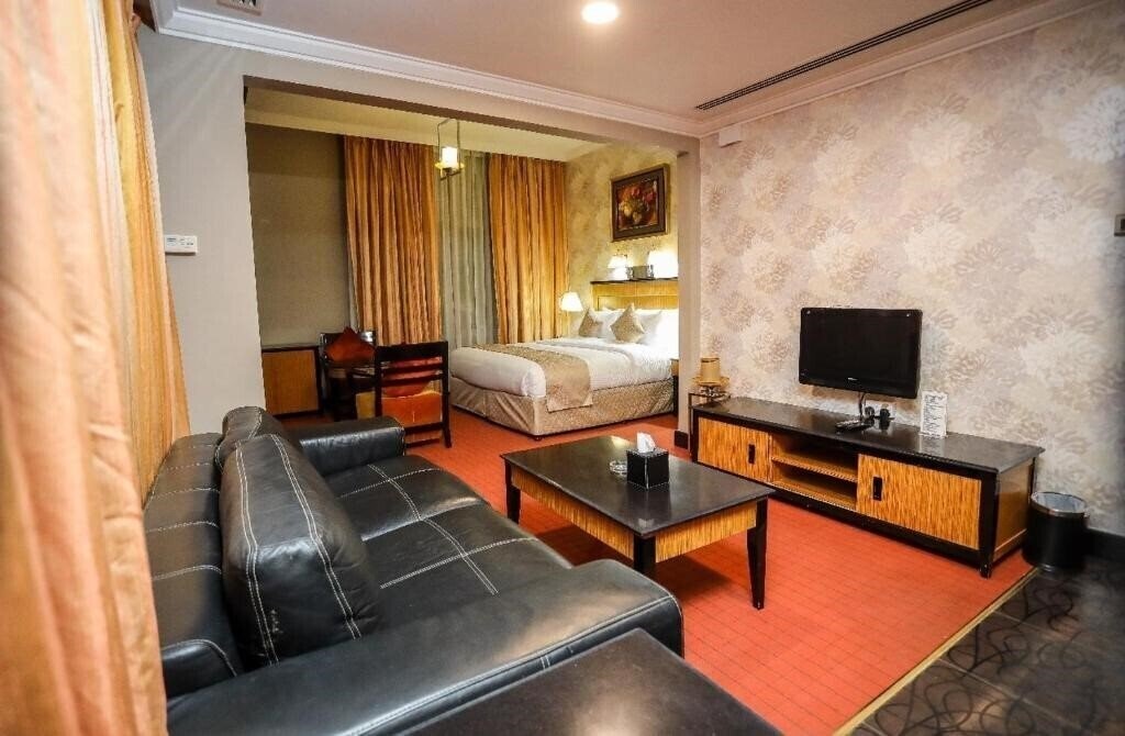Отель Creek Gate Hotel 2*