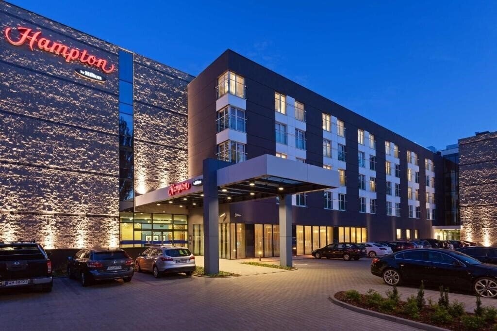 Готель Hampton By Hilton Warsaw Airport 3*