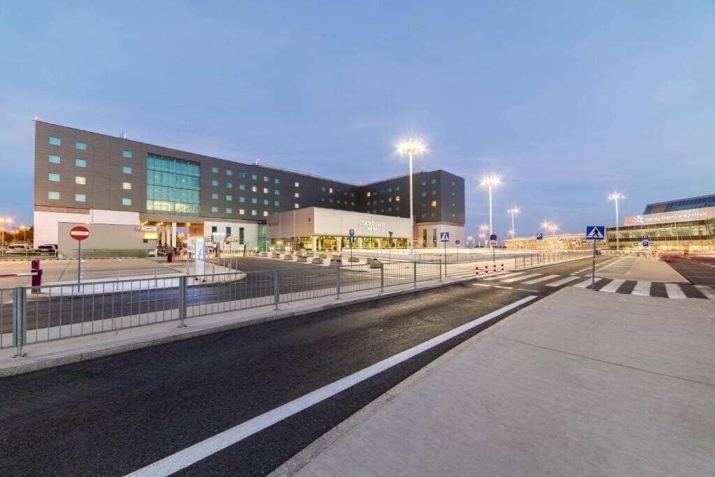 Отель Courtyard Warsaw Airport 4*