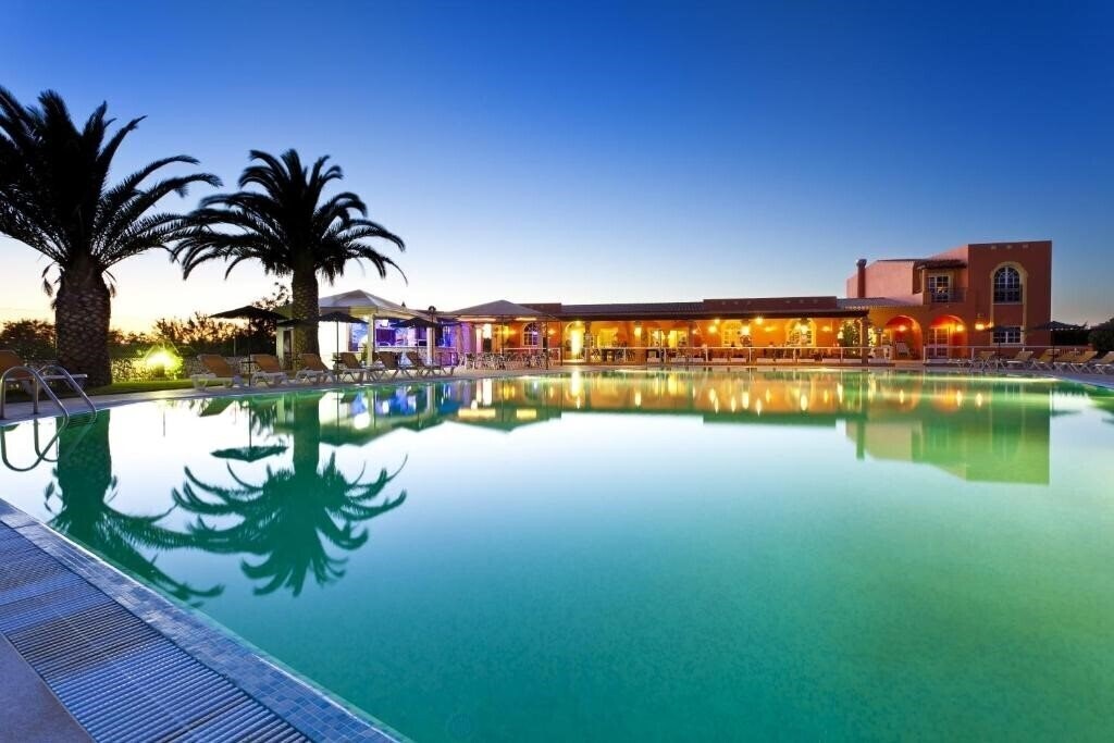 Готель Colina Village 3*
