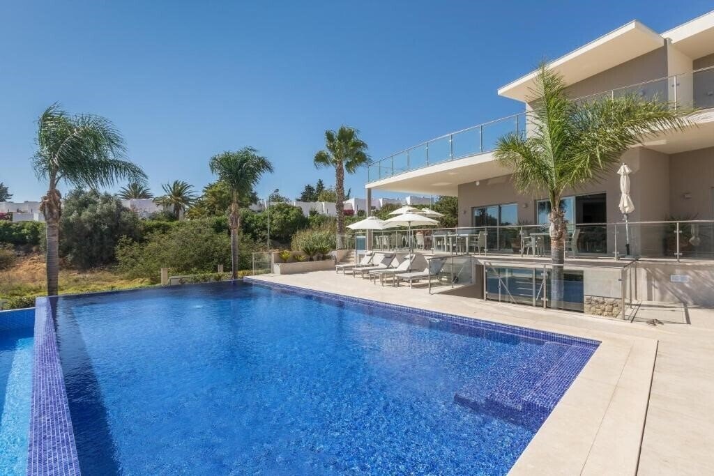Отель Caneiros Luxury House & Suites 4*