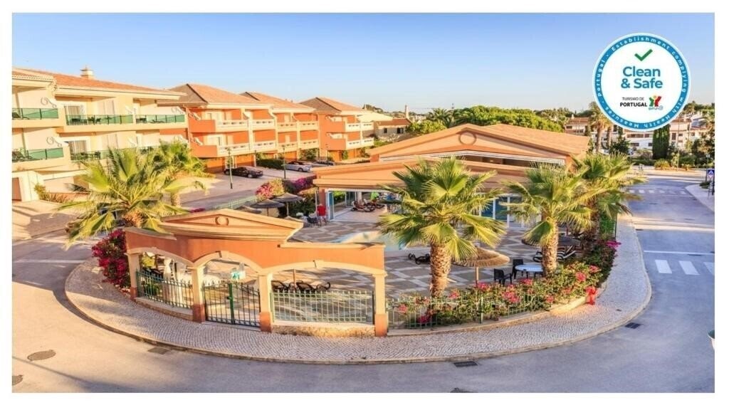 Отель Lakeside Country Club 4*
