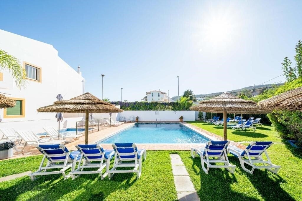 Готель Oasis Beach Apartments 3*