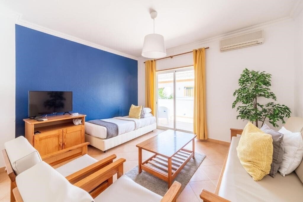 Фотографія Oasis Beach Apartments 3*