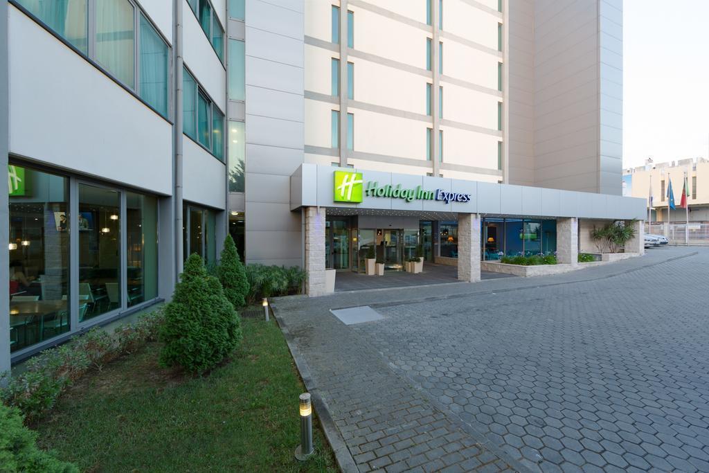 Картинка Holiday Inn Express Lisbon Airport 4*