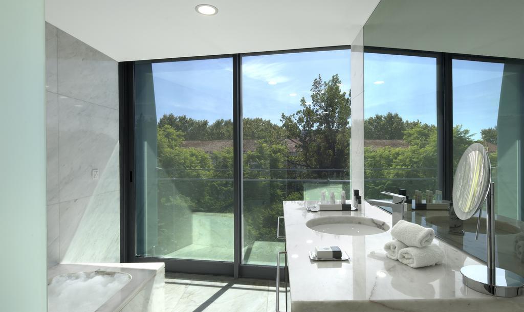 Фотографія DoubleTree by Hilton Lisbon Fontana Park 4*