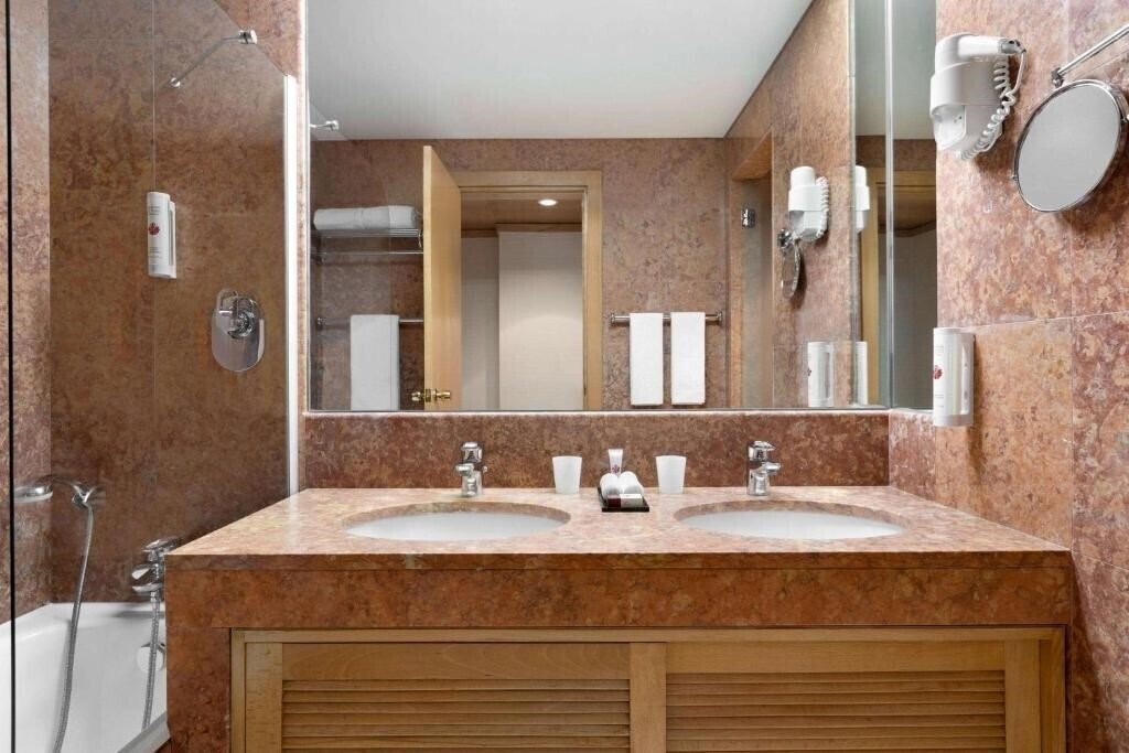 Фотографія Ramada By Wyndham Lisbon 4*