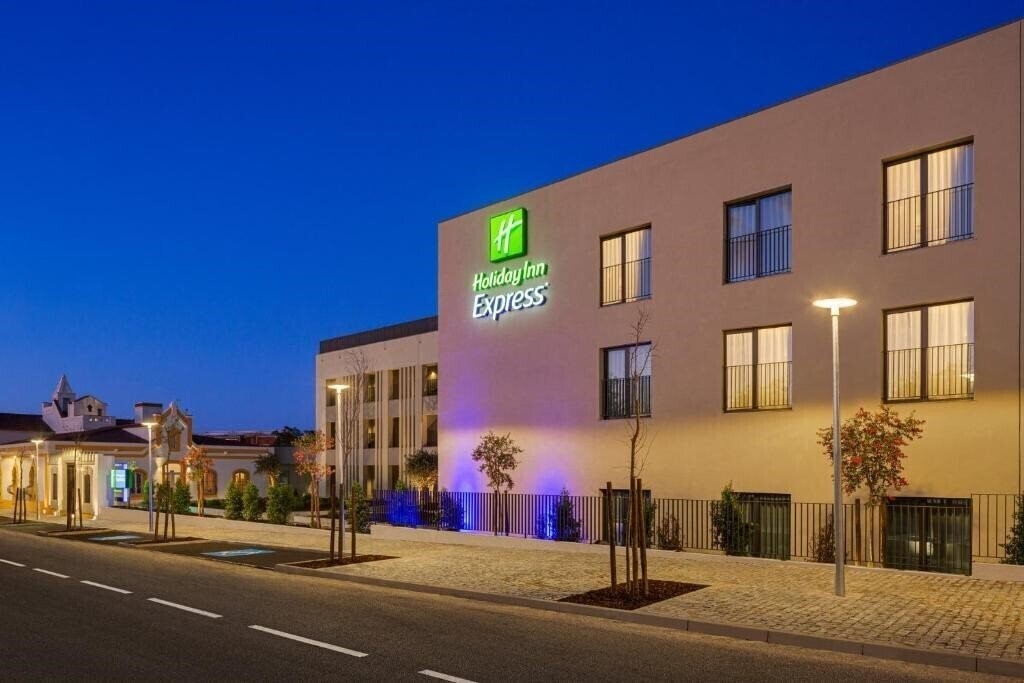 Отель Holiday Inn Express Evora An IHG Hotel 3*