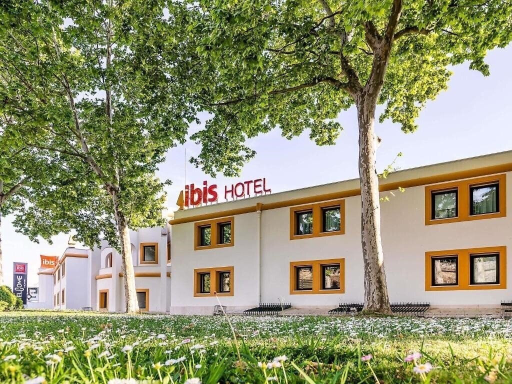 Отель Ibis Evora 3*