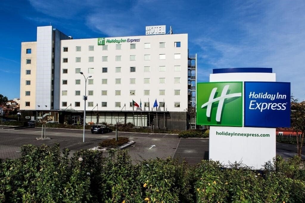 Отель Holiday Inn Express Lisbon-Oeiras 3*